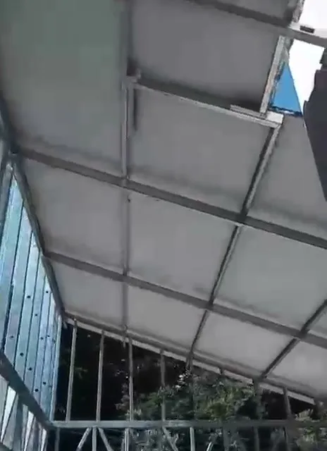 Oitão da casa montado em steel frame sob a cobertura