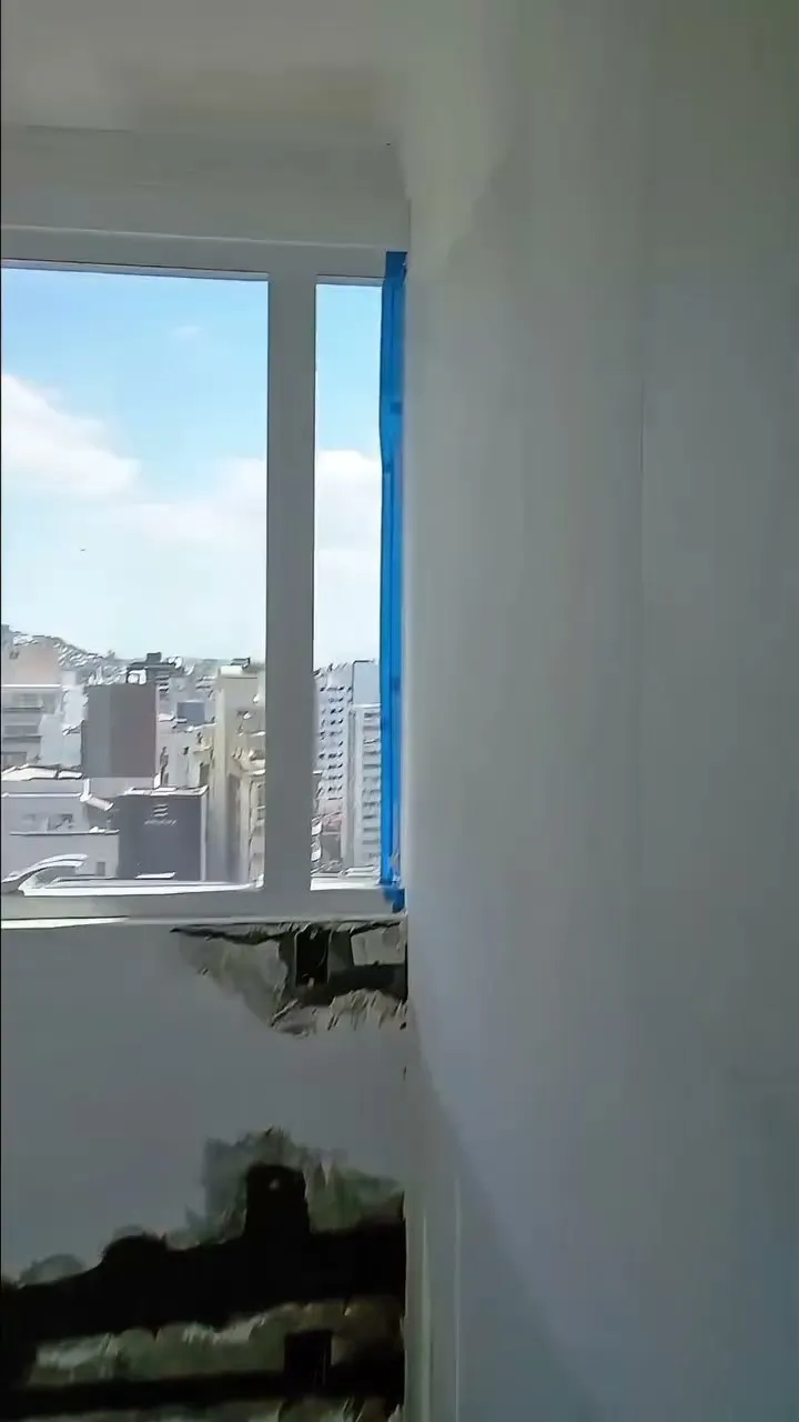 Parede de drywall junto à janela com instalações em execução