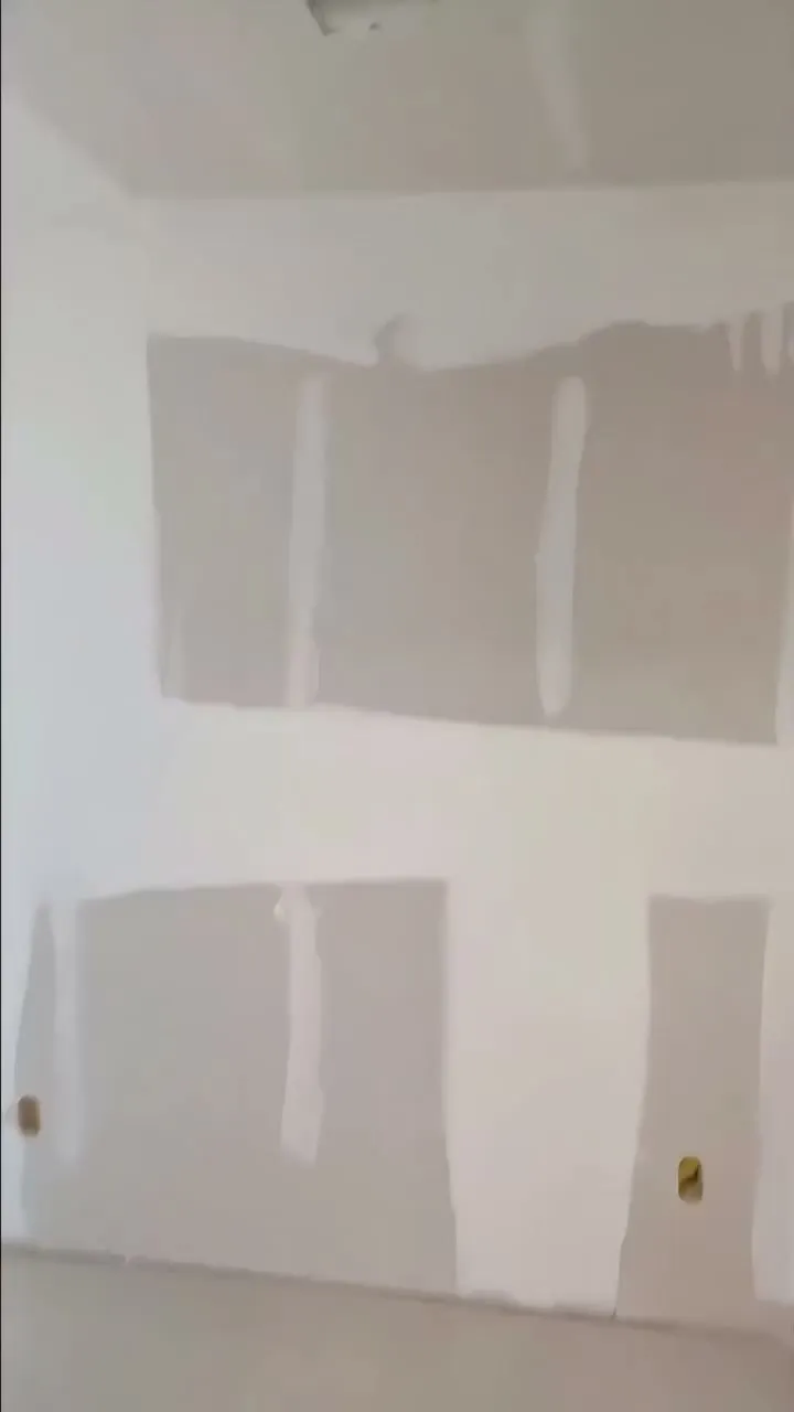 Parede de drywall com tratamento de juntas e massa aplicada
