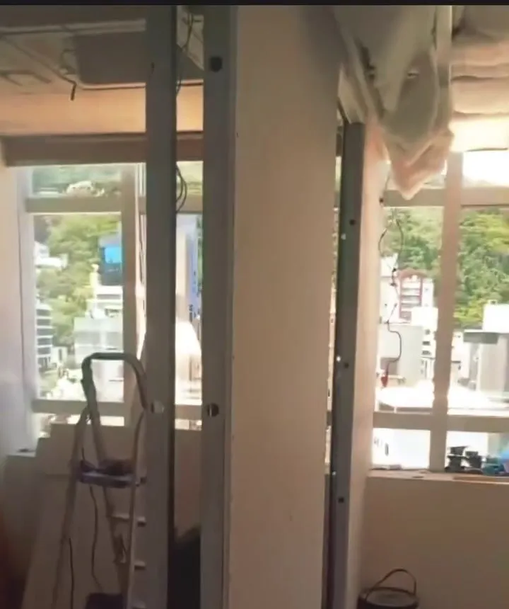 Estrutura metálica de parede dupla de drywall para porta de embutir