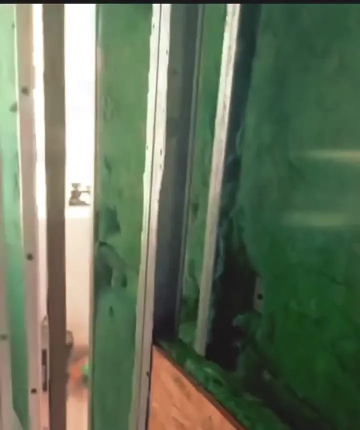 Miolo da parede dupla de drywall com isolamento acústico entre os montantes