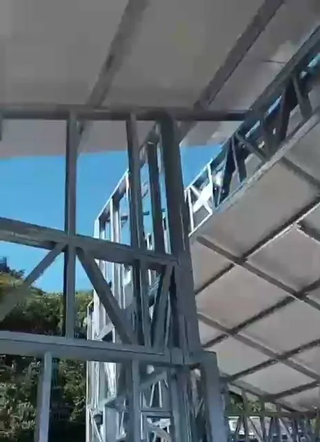 Paredes estruturais de steel frame com montantes de aço galvanizado