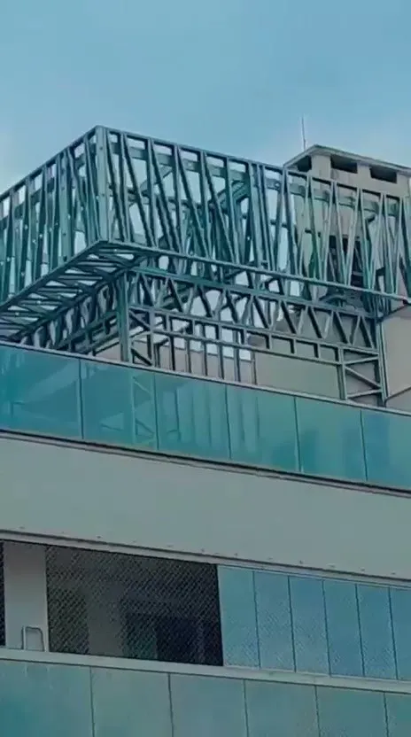 Paredes e tesouras de steel frame da ampliação na cobertura