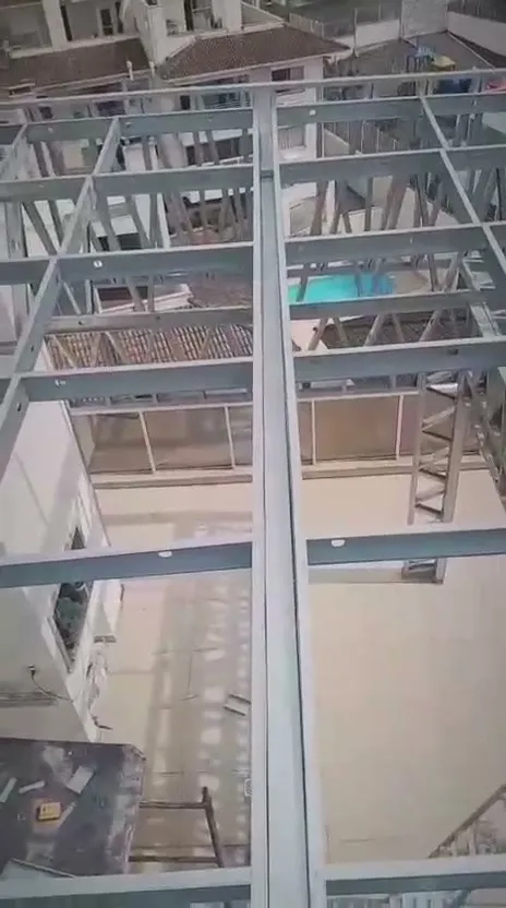 Perfis de aço galvanizado formando a grelha estrutural