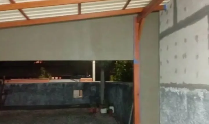 Encontro do pilar do pergolado com o fechamento em placa cimentícia