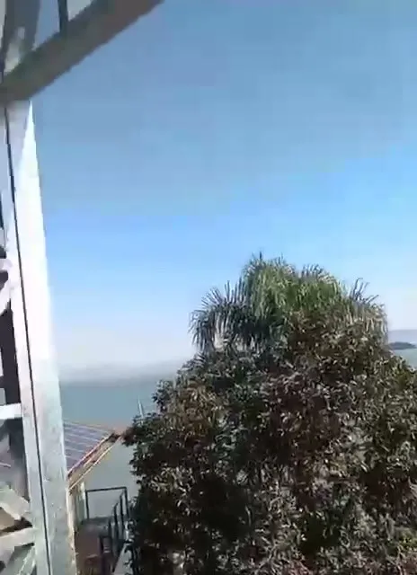 Pilar treliçado de steel frame com vista para o mar