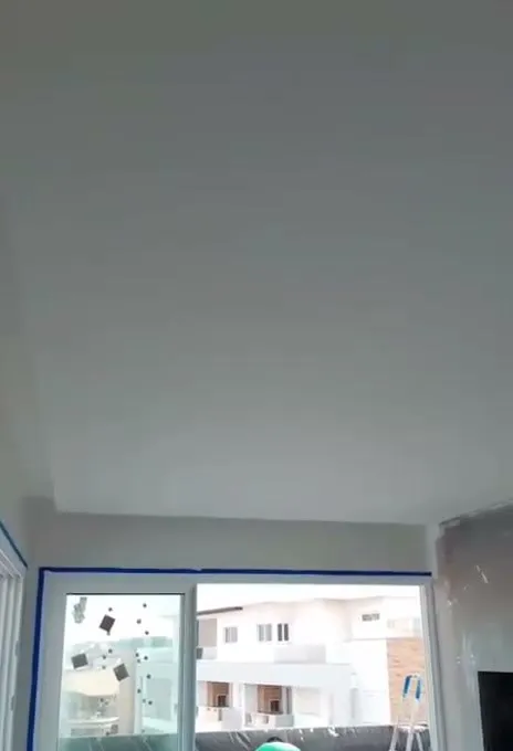 Teto da varanda pintado com as esquadrias protegidas por fita