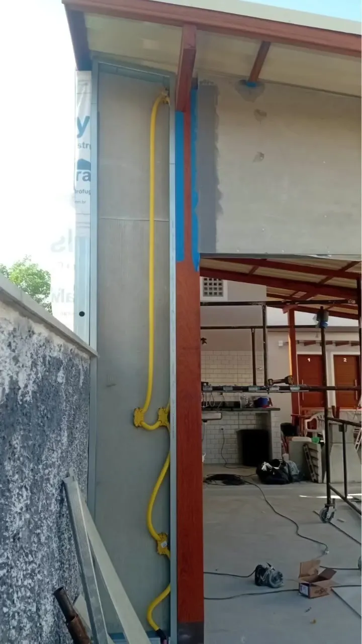 Placa cimentícia instalada junto ao pilar de madeira do pergolado