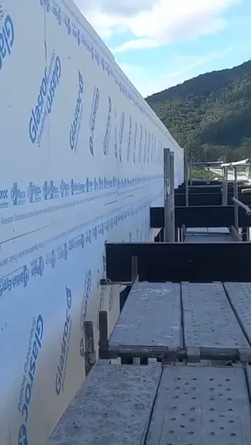 Placas de fechamento externo resistentes à umidade na fachada do prédio