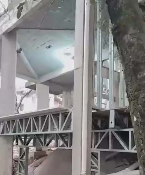 Plataforma treliçada de steel frame apoiada em pilares sobre o terreno