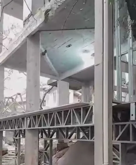Vigas treliçadas de steel frame passando sobre as rochas do terreno