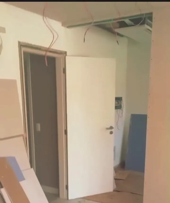 Porta instalada em parede de drywall no escritório de advocacia