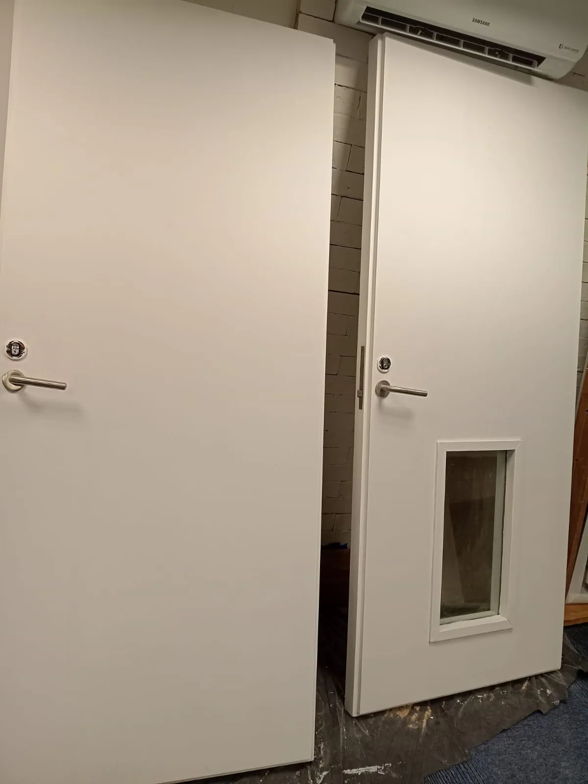 Duas portas acústicas do estúdio pintadas de branco