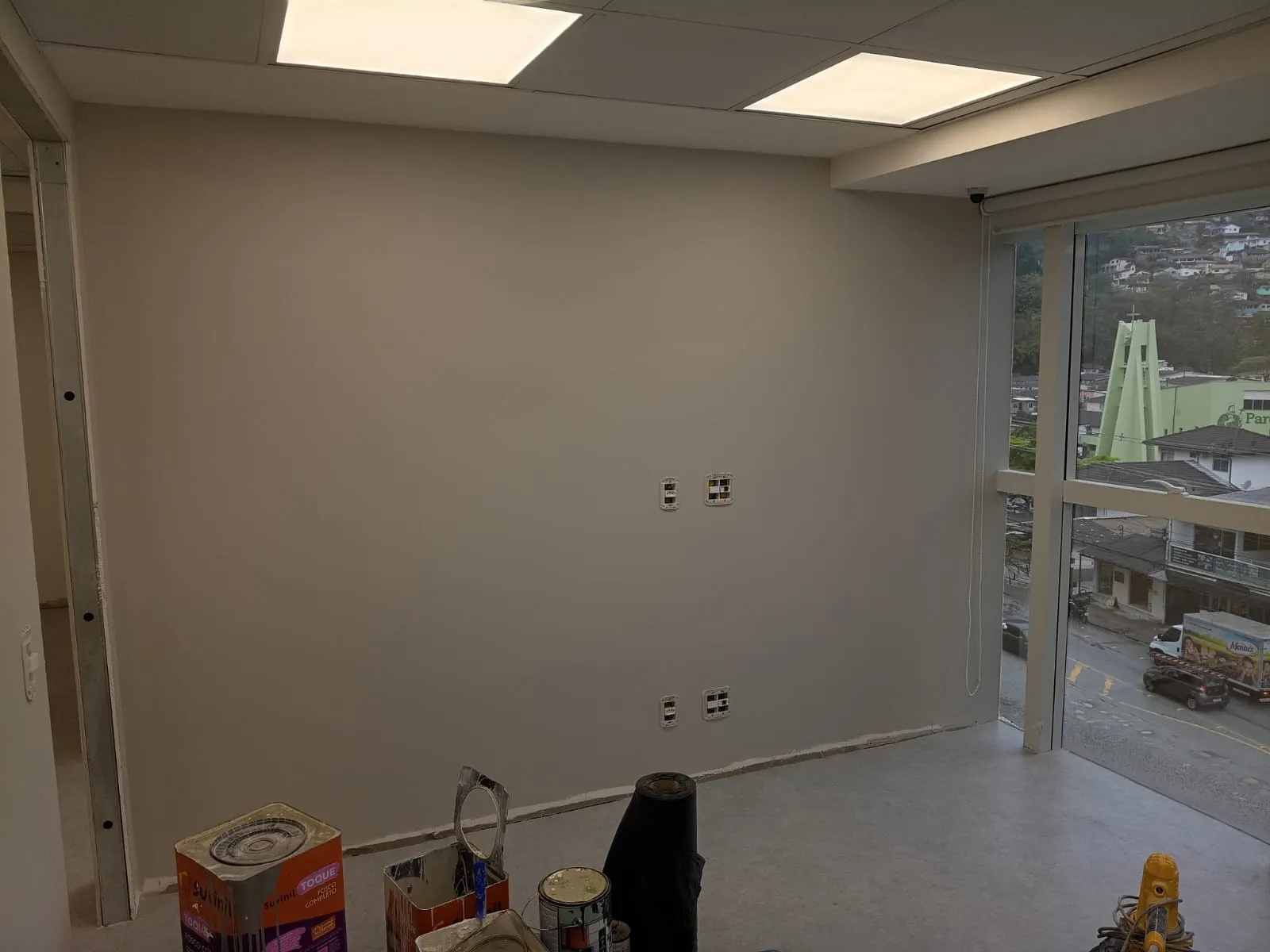 Sala de drywall com massa corrida aplicada e lixada antes da pintura