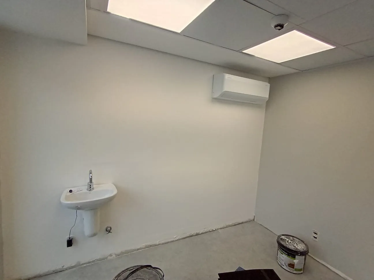 Sala com paredes de drywall pintadas com tinta acrílica premium branca