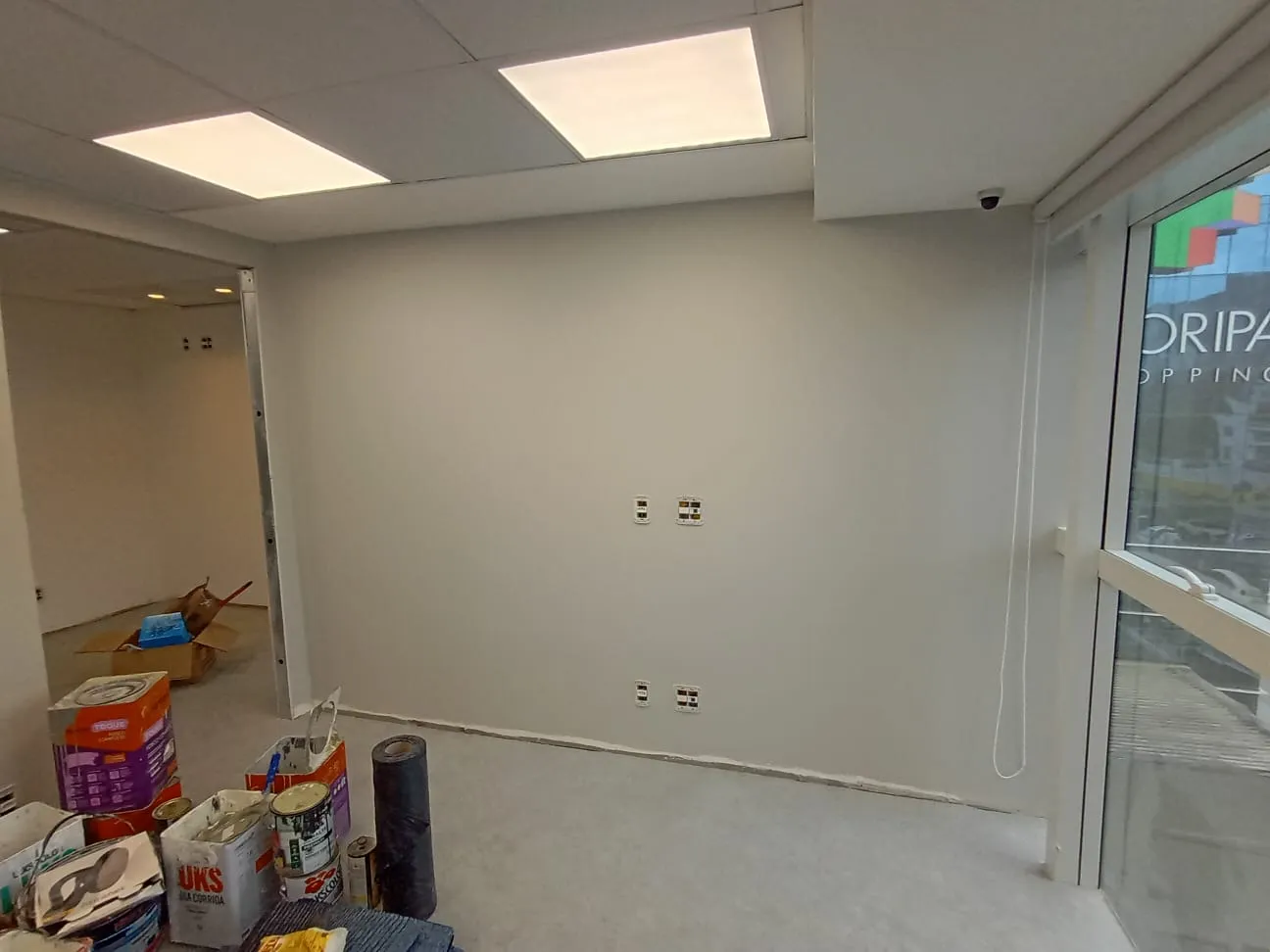 Sala recém-pintada com vista para a fachada do Floripa Shopping