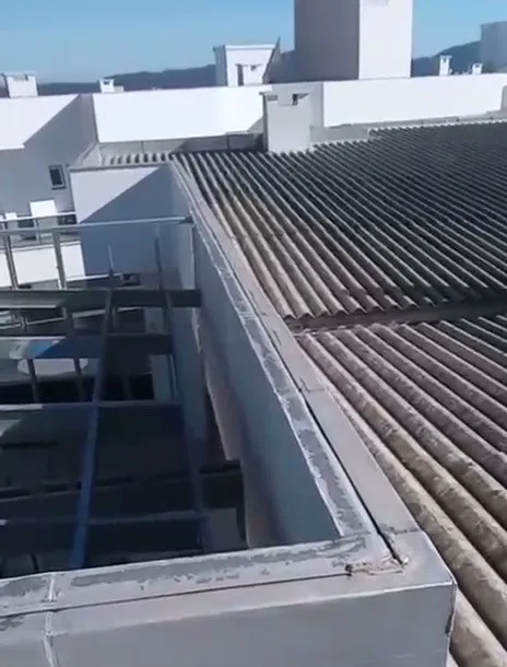 Estrutura nova em steel frame ao lado do telhado existente do prédio
