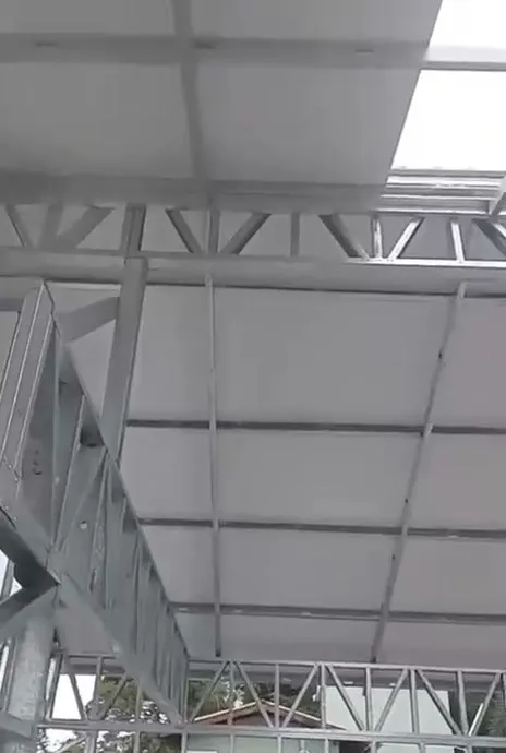 Pilar treliçado de steel frame sob o telhado
