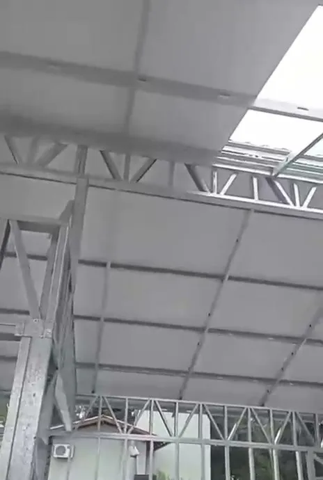 Telhado instalado sobre a estrutura de steel frame da casa