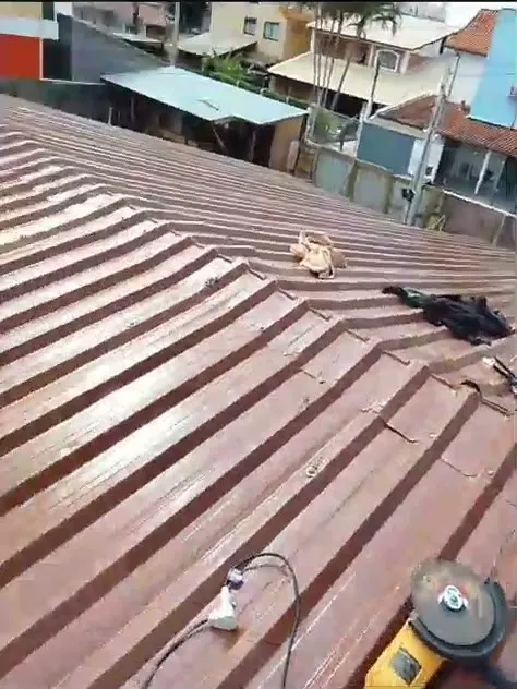 Telhado de telha metálica trapezoidal com as águas e a cumeeira