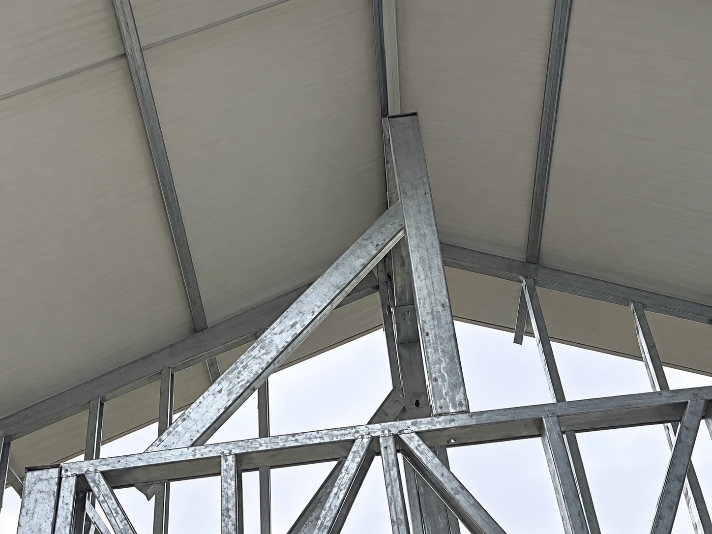 Tesoura treliçada de steel frame sustentando as telhas do telhado em obra em Florianópolis