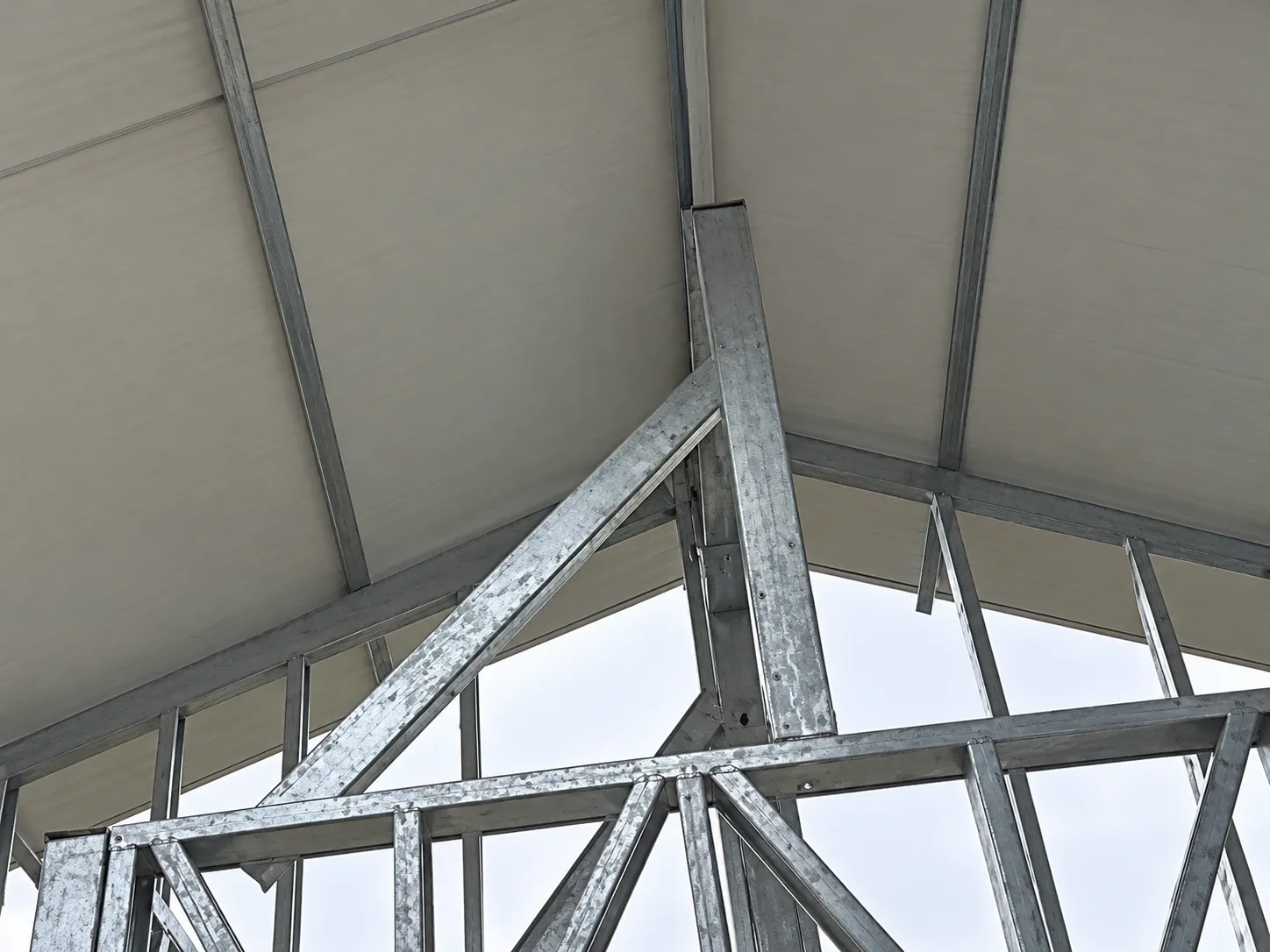 Tesoura treliçada de steel frame sustentando as telhas do telhado em obra em Florianópolis
