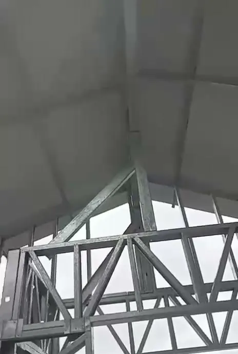 Tesoura treliçada de steel frame no oitão sustentando as telhas