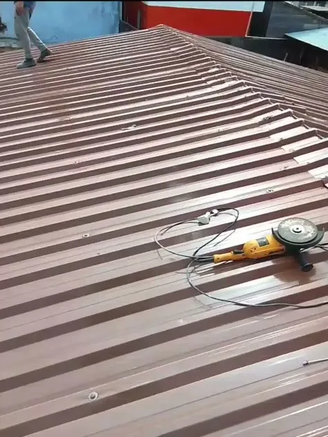 Telhas metálicas fixadas com parafusos ao longo das ondas