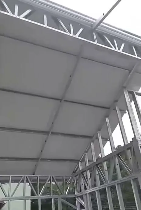 Telhas fixadas sobre as terças de steel frame