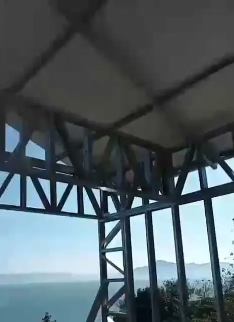 Tesoura de steel frame emoldurando a vista da baía