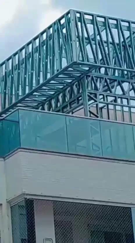 Detalhe das tesouras e montantes de steel frame da ampliação