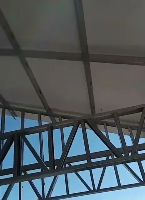 Tesouras treliçadas de steel frame sustentando o telhado