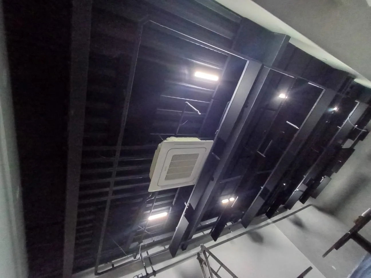 Detalhe do teto preto pintado com airless no escritório corporativo