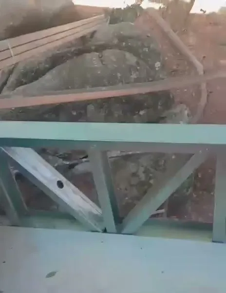 Viga treliçada de steel frame passando sobre as pedras do terreno