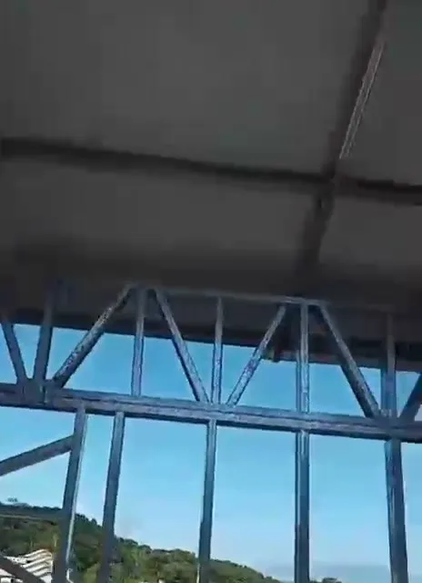 Treliça de steel frame com a baía e as ilhas de Florianópolis ao fundo