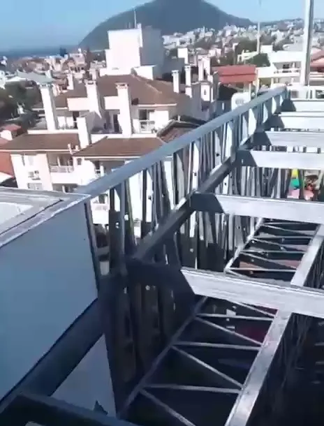 Vigas treliçadas de steel frame no perímetro da cobertura