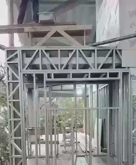 Treliças e montantes de steel frame no volume inferior da casa