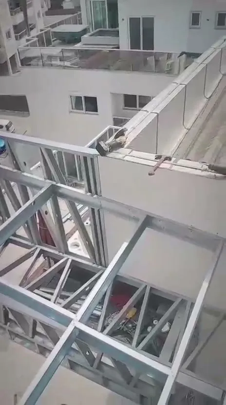 Viga perimetral de steel frame no encontro com o telhado existente