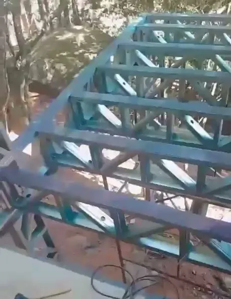 Vigas treliçadas de steel frame apoiadas sobre a base