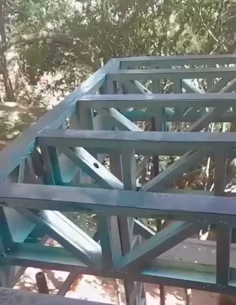 Vigas treliçadas de steel frame alinhadas formando a estrutura de piso
