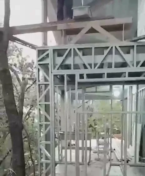 Estrutura de steel frame do volume inferior da casa em montagem