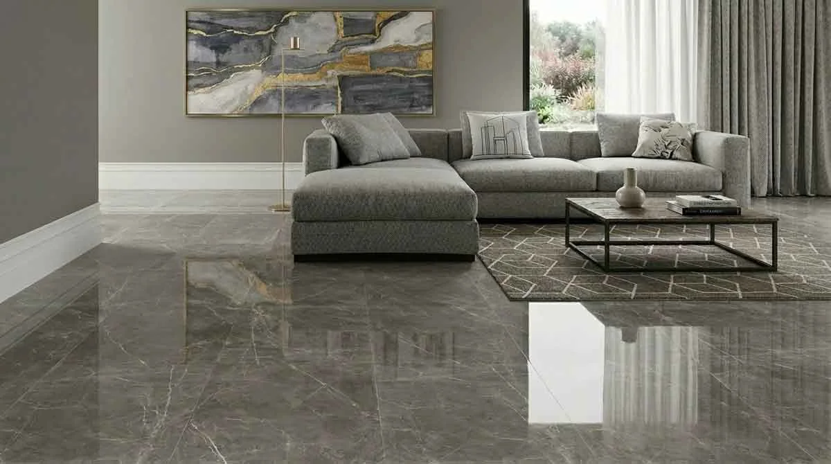 Inspiração de sala com porcelanato de grande formato, veios minerais e acabamento polido
